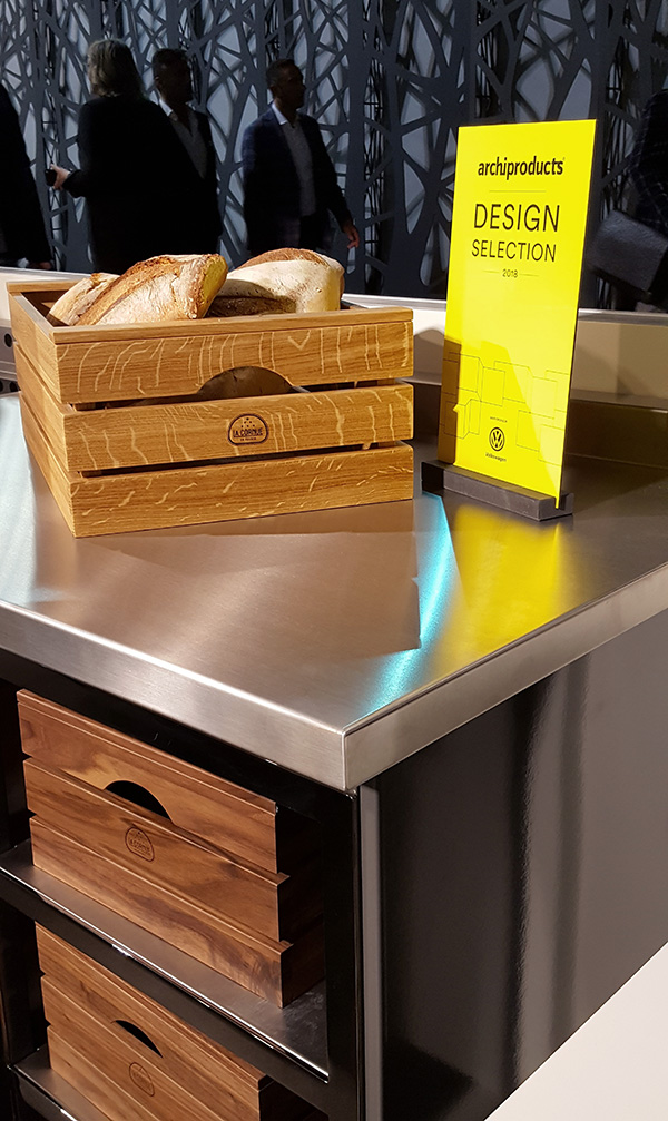 En heltäckande rostfri diskbänk med uppvikt bakkant
